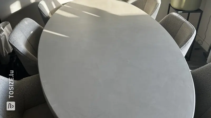 Créez votre propre table à manger ovale aspect béton, par Marten