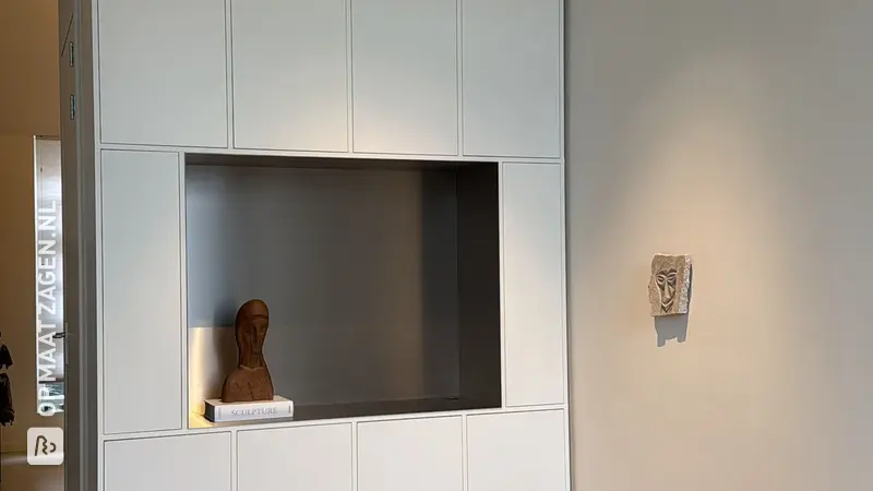DIY minimalistische wandkast op maat in RAL 9016, door Maud