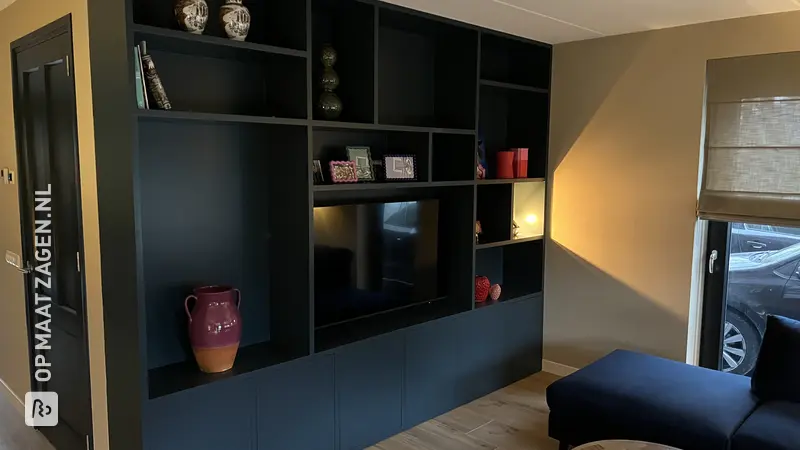 Stijlvolle Donkerblauwe TV- en Vakkenkast in de Woonkamer, door Joris