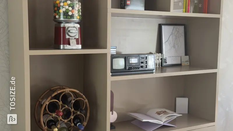 Stilvolles Regal für das Wohnzimmer, von Renee