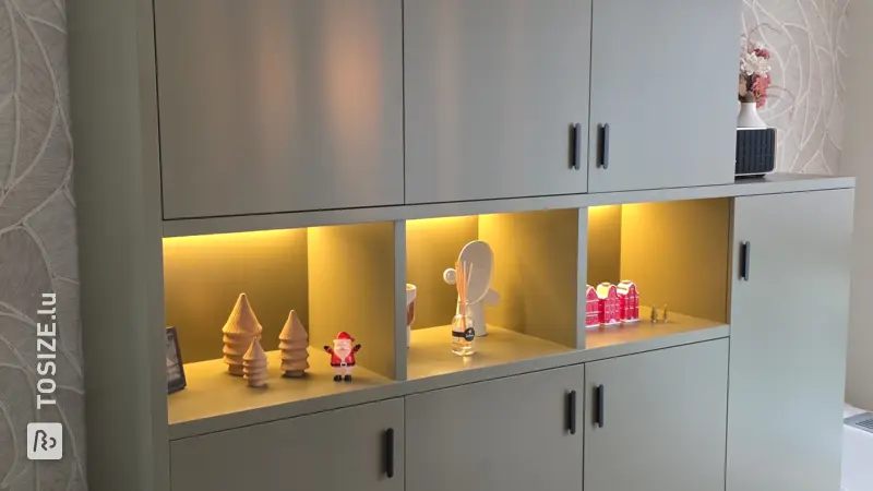 Maßgefertigter Wandschrank mit Beleuchtung, von Paul