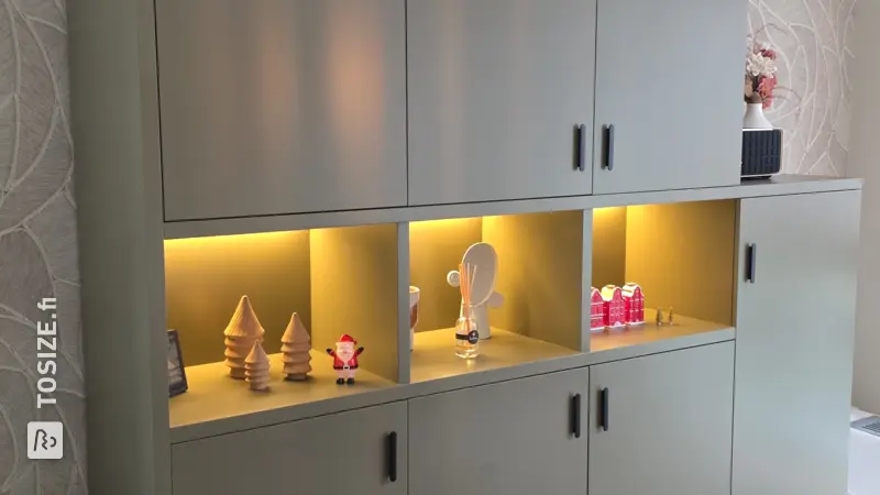 Custom-made wall cabinet with lighting, by Paul