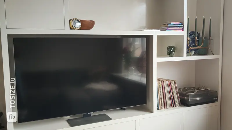 Wandfüllendes TV-Möbel als Blickfang, von Yolanda