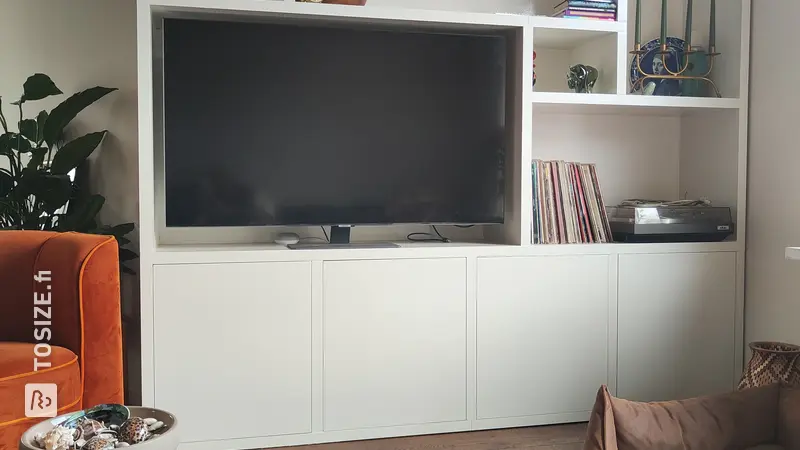 Wall-filling TV unit as an eye-catcher, by Yolanda