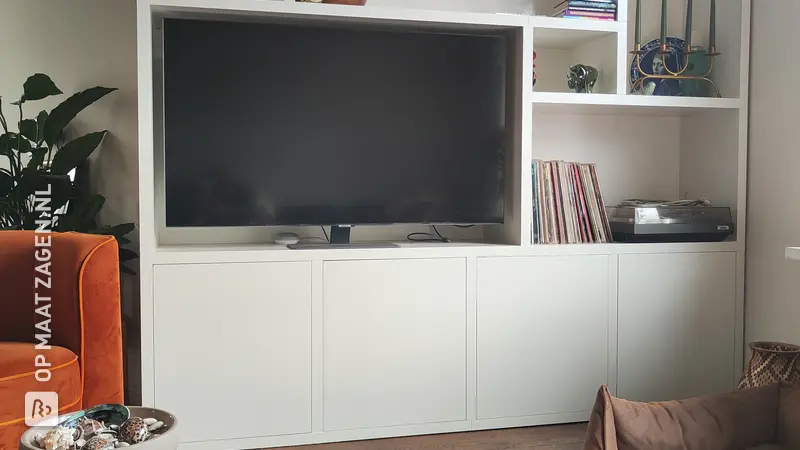 Wandvullend TV-meubel als Eyecatcher, door Yolanda