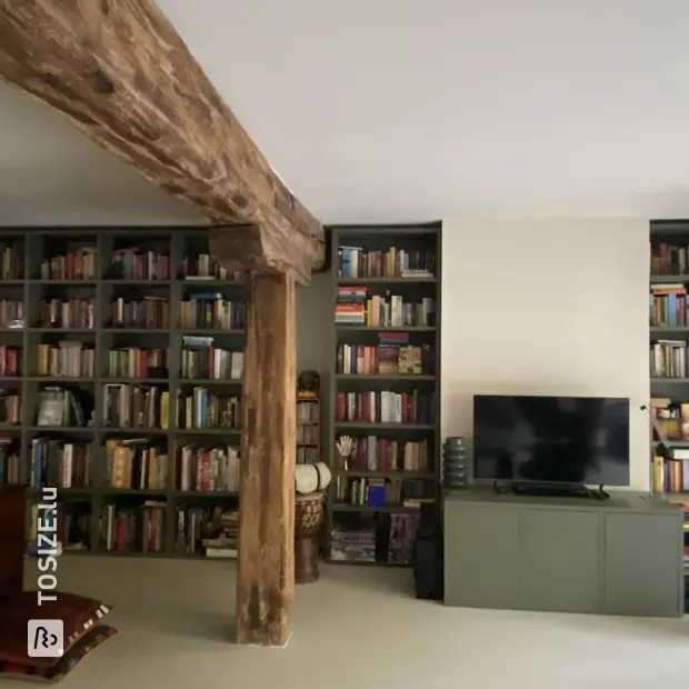 Bibliothèque verte avec compartiments ouverts et étagères