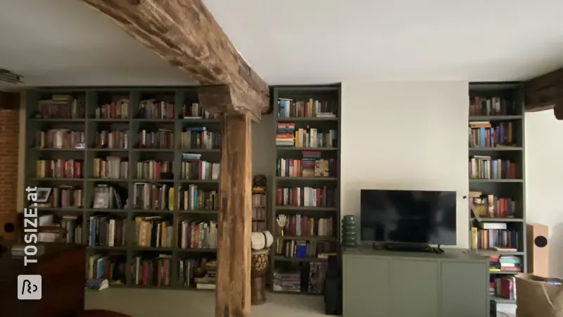 Maßgefertigtes Bücherregal im Wohnzimmer, von Christel