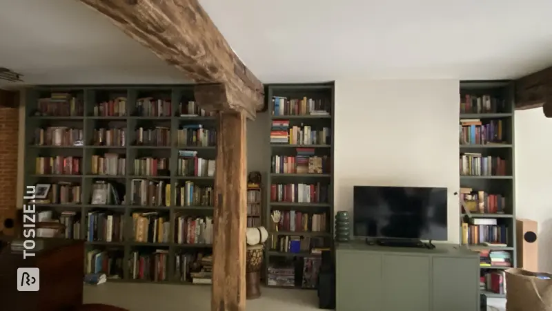 Bibliothèque sur mesure dans le salon, par Christel