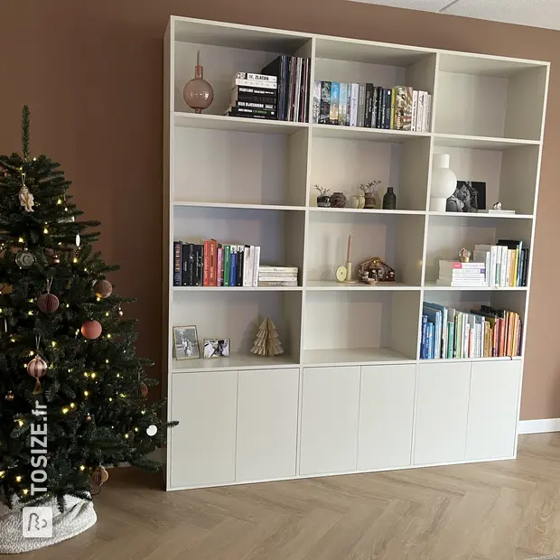 Bibliothèque blanche avec portes et compartiments ouverts