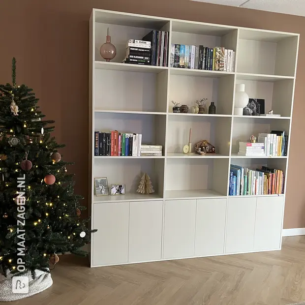Witte boekenkast met deuren en open vakken