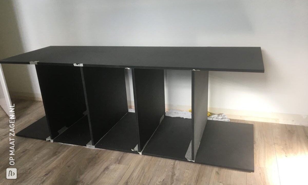 Kast met zwart MDF, door Maureen en Emiel