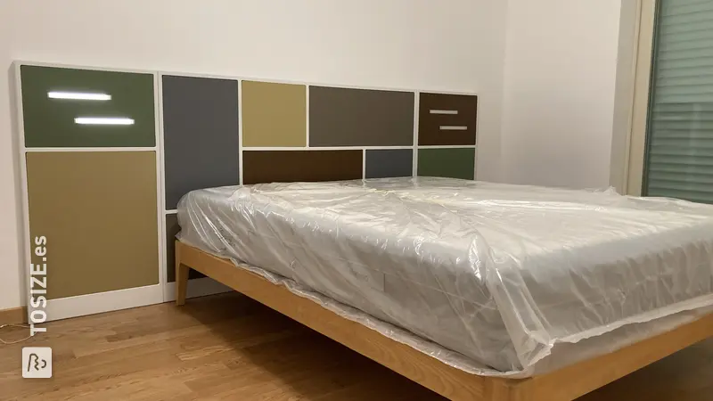 Cabecero de cama colorido, creado por Antonino