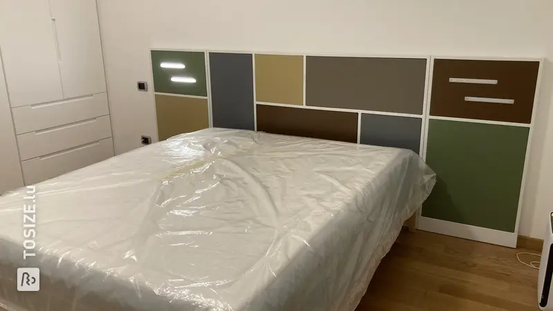 Tête de lit colorée, créée par Antonino