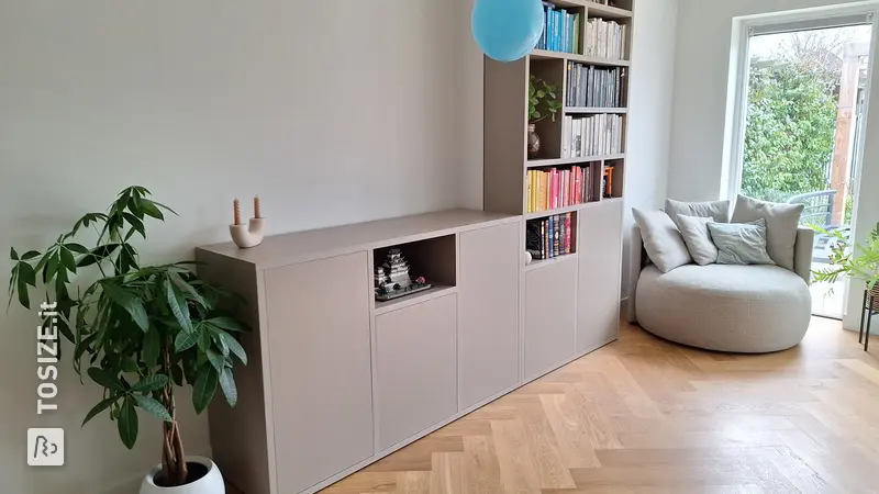 Libreria e mobiletto portagiochi fatti in casa in Dank Ecru, di Maaike