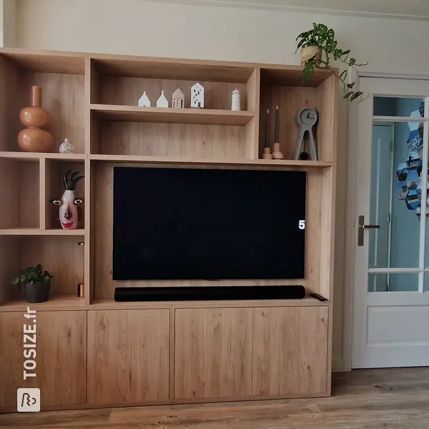Buffet naturel avec compartiments et portes ouverts