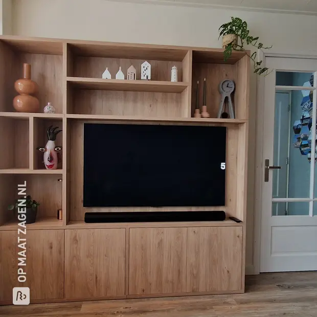 Natuurlijk dressoir met open vakken en deuren