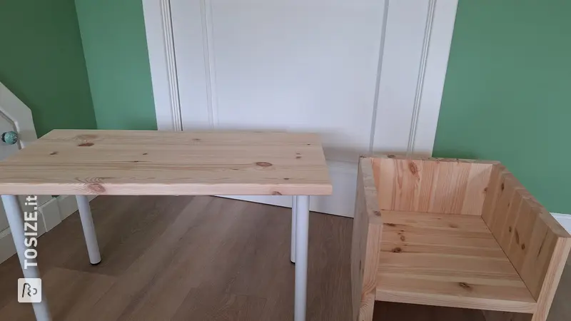 Tavolo ovale e set di mobili per bambini, di Lodewijk