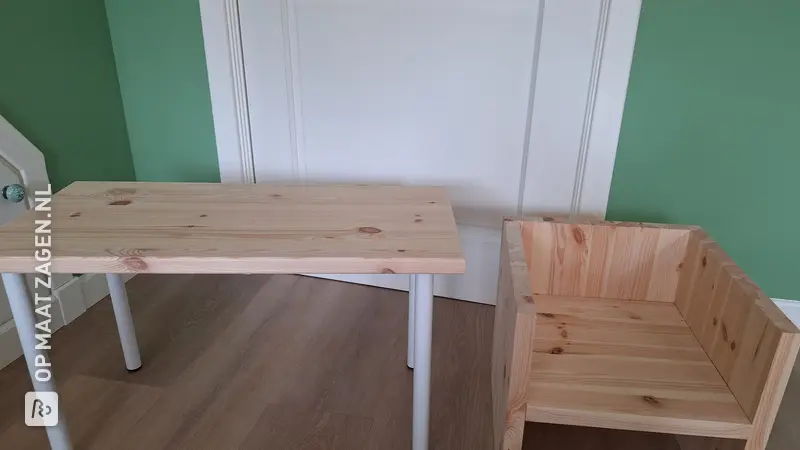 Ovale Tafel en Kindermeubelset, door Lodewijk
