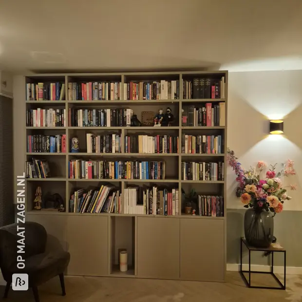 Grijze boekenkast met deuren en open vakken