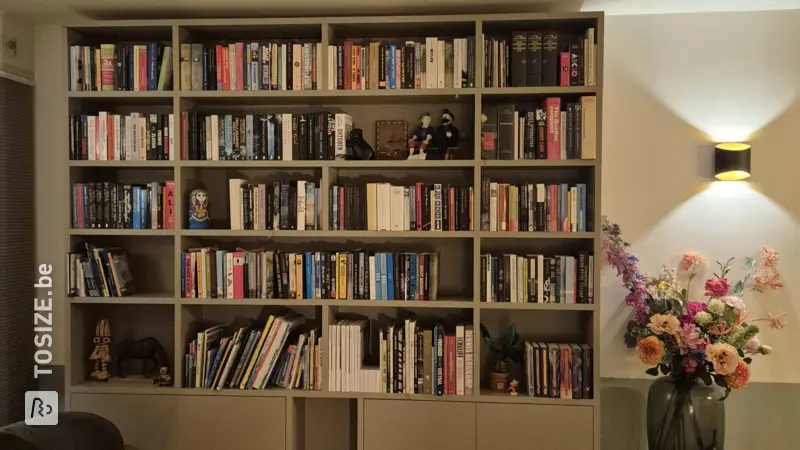 DIY Boekenkast voor de Woonkamer in Dark Ecru, door Jonas