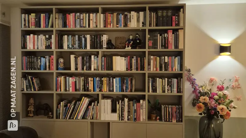 DIY Boekenkast voor de Woonkamer in Dark Ecru, door Jonas