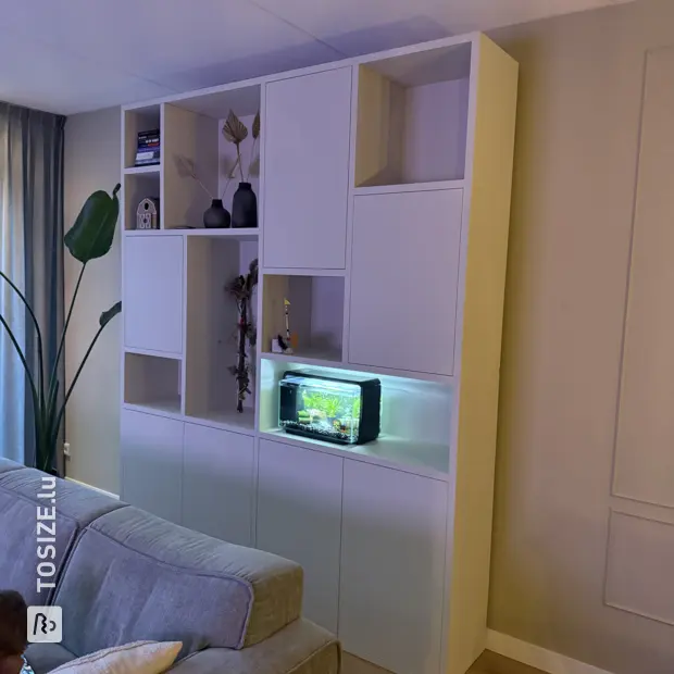 Placard mural blanc avec portes et compartiments ouverts
