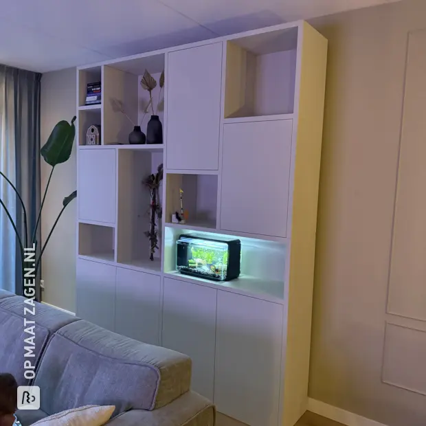 Witte kastenwand met deuren en open vakken