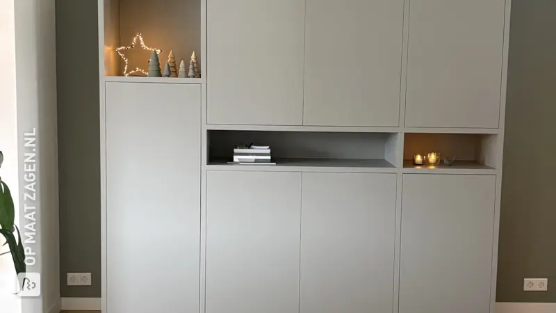 Op maat gemaakte woonkamerkast met veel opbergruimte, door Marlou