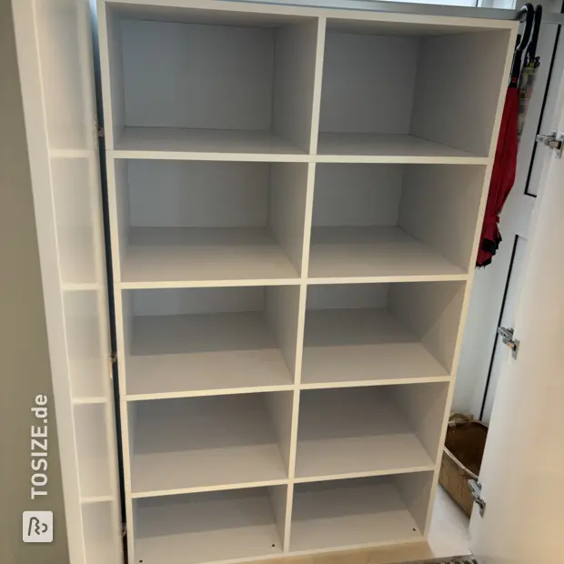 Weißer Schuhschrank mit offenen Fächern und Regalböden