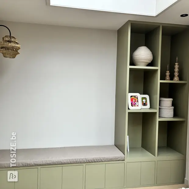 Groene kast met open vakken en deuren