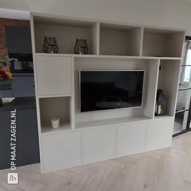 Witte kastenwand met open vakken en deuren