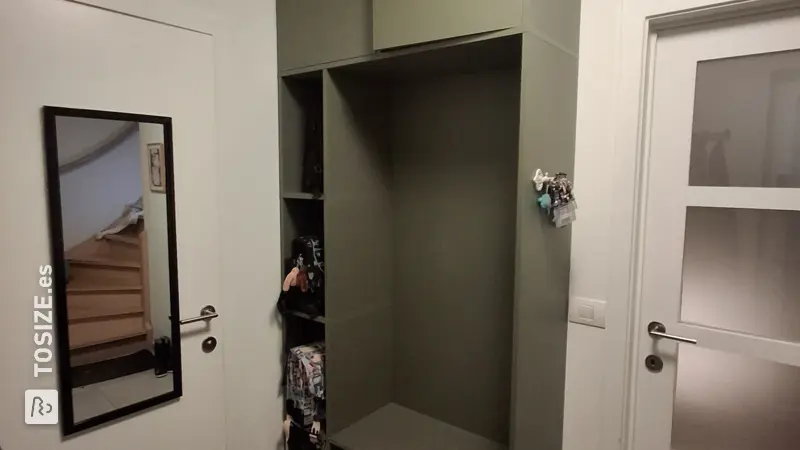 Custom-made wardrobe for the entrance hall, by Carolien