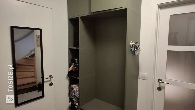 Custom-made wardrobe for the entrance hall, by Carolien