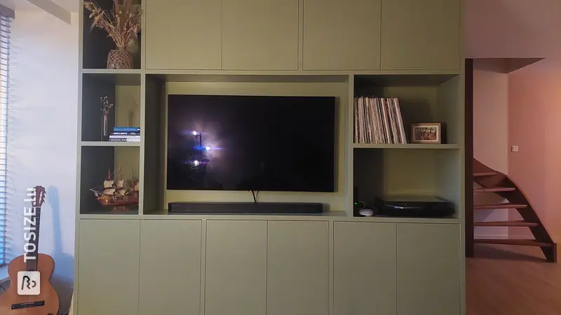 Selbstgebauter Fernsehschrank für das Wohnzimmer in Moosgrün Nr. 41, von Jaap