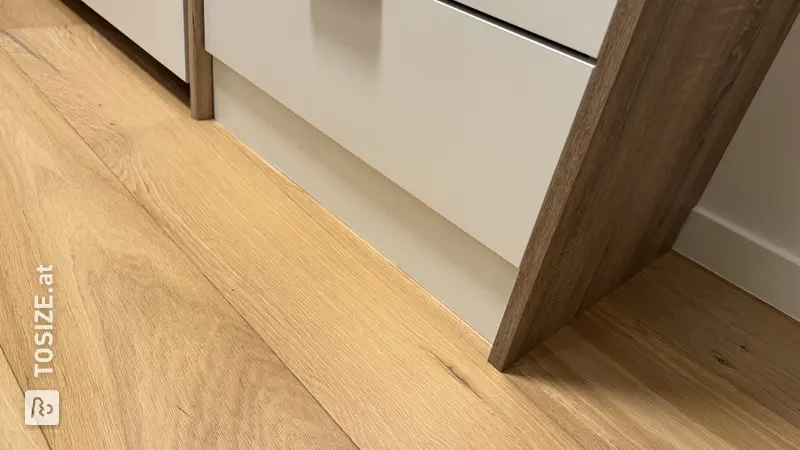 Stilvoller Kleiderschrank mit Abschlussleisten von Alexander