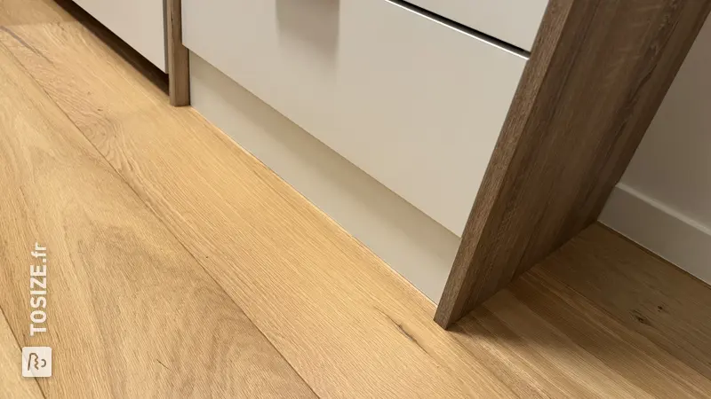 Armoire élégante avec plinthes de finition, par Alexander