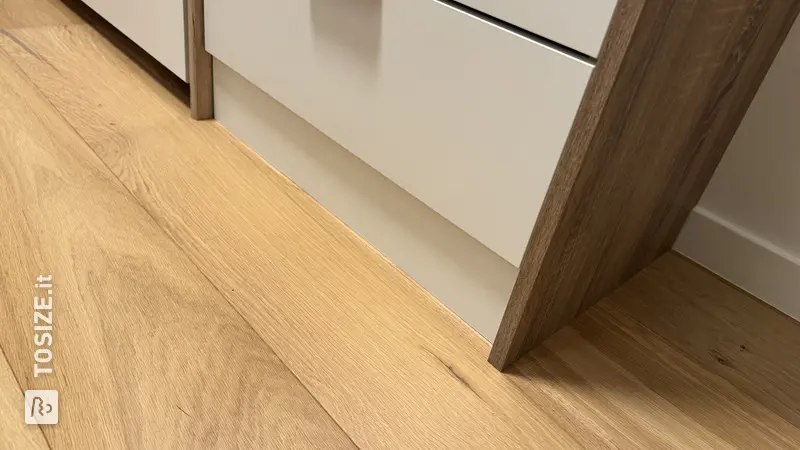 Elegante armadio con battiscopa di finitura, di Alexander