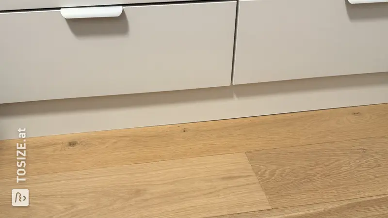 Stilvoller Kleiderschrank mit Abschlussleisten von Alexander