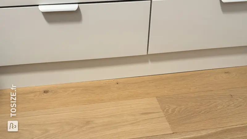 Armoire élégante avec plinthes de finition, par Alexander