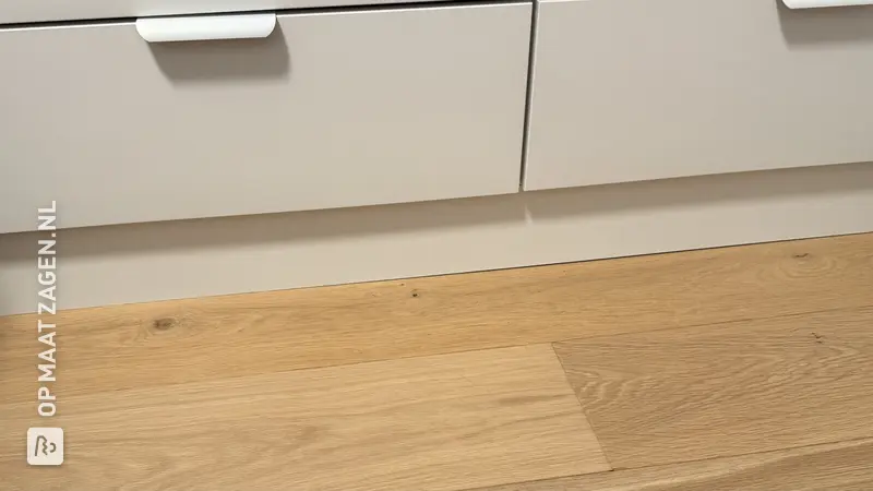Stijlvolle Kleerkast Met Afwerkingsplinten, door Alexander