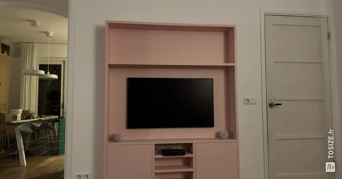Meuble TV rose dans le salon, par Tom | TOSIZE.fr