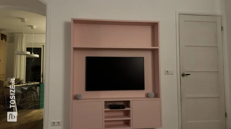 Mobile TV rosa nel soggiorno, di Tom