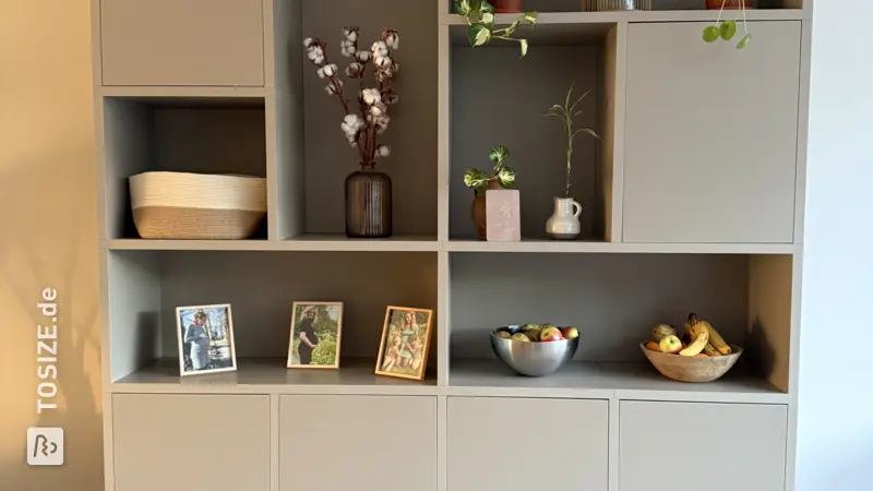 Stilvolles beiges Bücherregal im Wohnzimmer, von Gitta