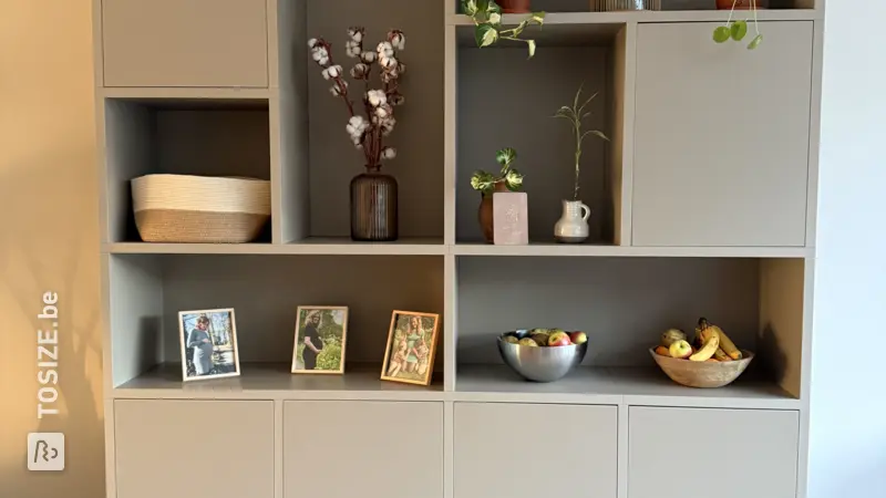 Bibliothèque beige élégante dans le salon, par Gitta