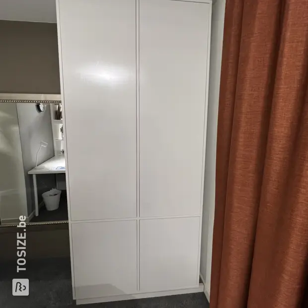 Witte kast met deuren en open vakken