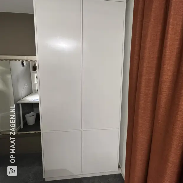 Witte kast met deuren en open vakken