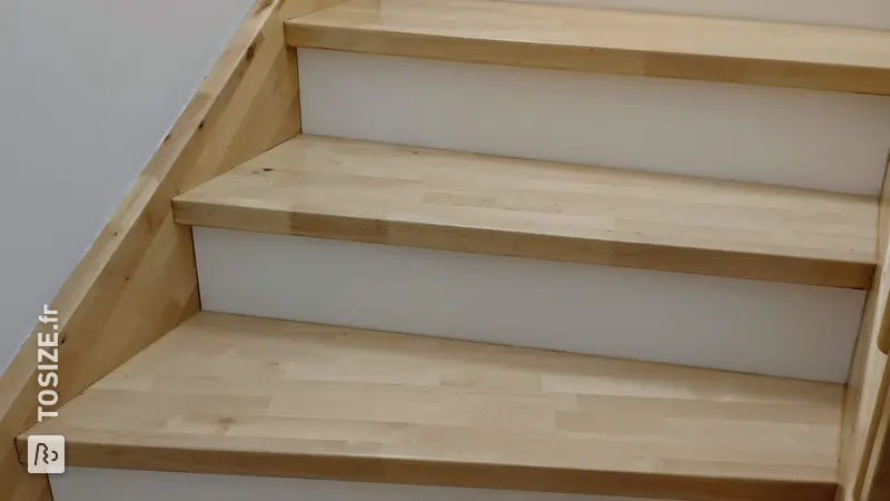 Fermeture d'un escalier ouvert avec du bois de peuplier, porte Nikolai