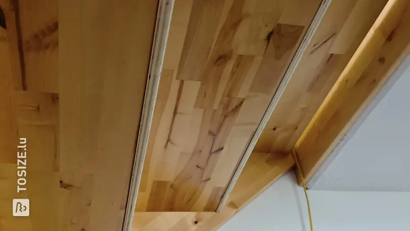 Fermeture d'un escalier ouvert avec du bois de peuplier, porte Nikolai