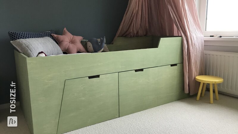 Chambre de bonne avec lit et armoire faits maison pour Jette, par Menno