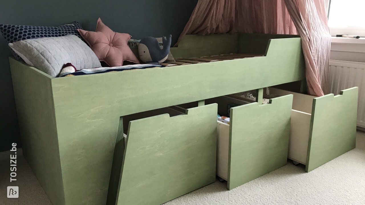 Meidenslaapkamer met zelfgemaakte bed en kast voor Jette, door Menno